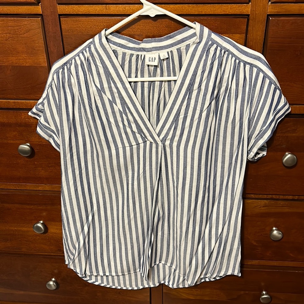Gap size small never worn light short sleeve top, size small